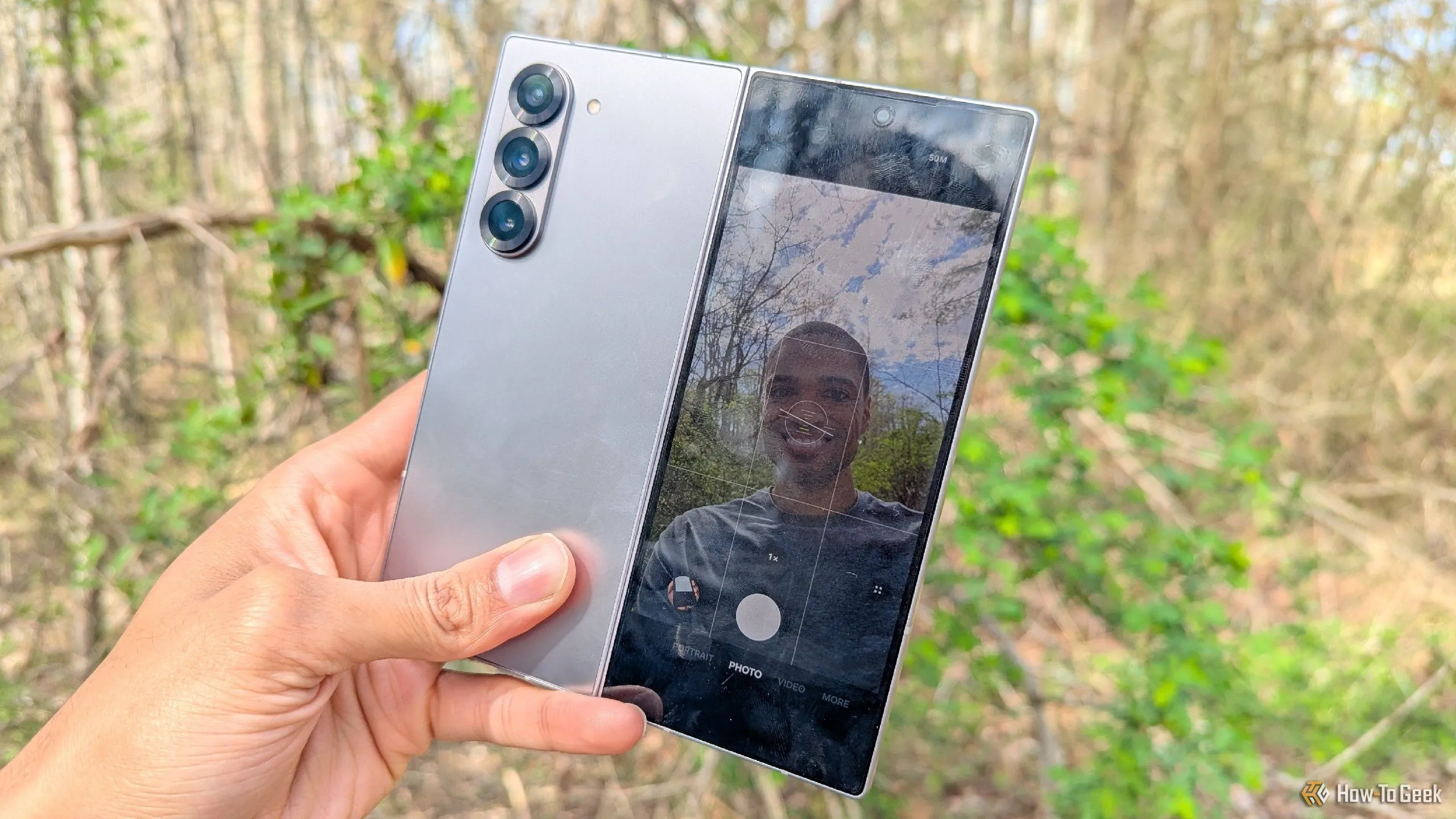 Chụp ảnh selfie chất lượng cao bằng camera sau của Galaxy Z Fold 6, sử dụng màn hình phụ làm kính ngắm thay thế camera dưới màn hình.