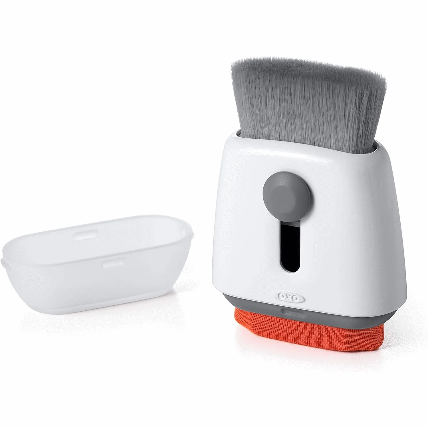 Cọ vệ sinh OXO Good Grips Sweep &amp; Swipe đang được dùng để làm sạch bàn phím cơ