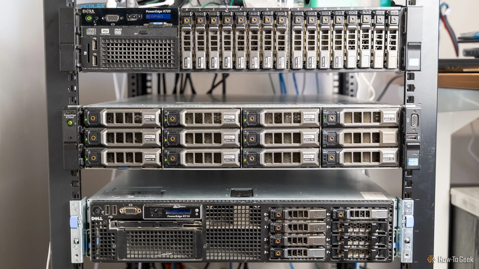 Cụm máy chủ lưu trữ cấp doanh nghiệp được gắn trong tủ rack, thể hiện tiềm năng mở rộng của giải pháp NAS