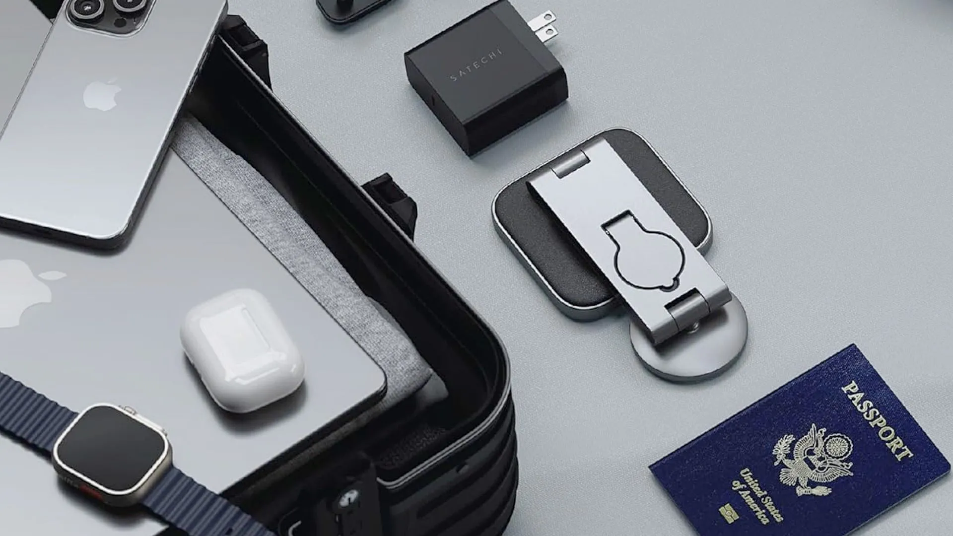 Đế sạc không dây Satechi 3-in-1 Foldable Qi2 đang sạc iPhone, Apple Watch và AirPods, thể hiện sự tiện lợi cho người dùng Apple di động