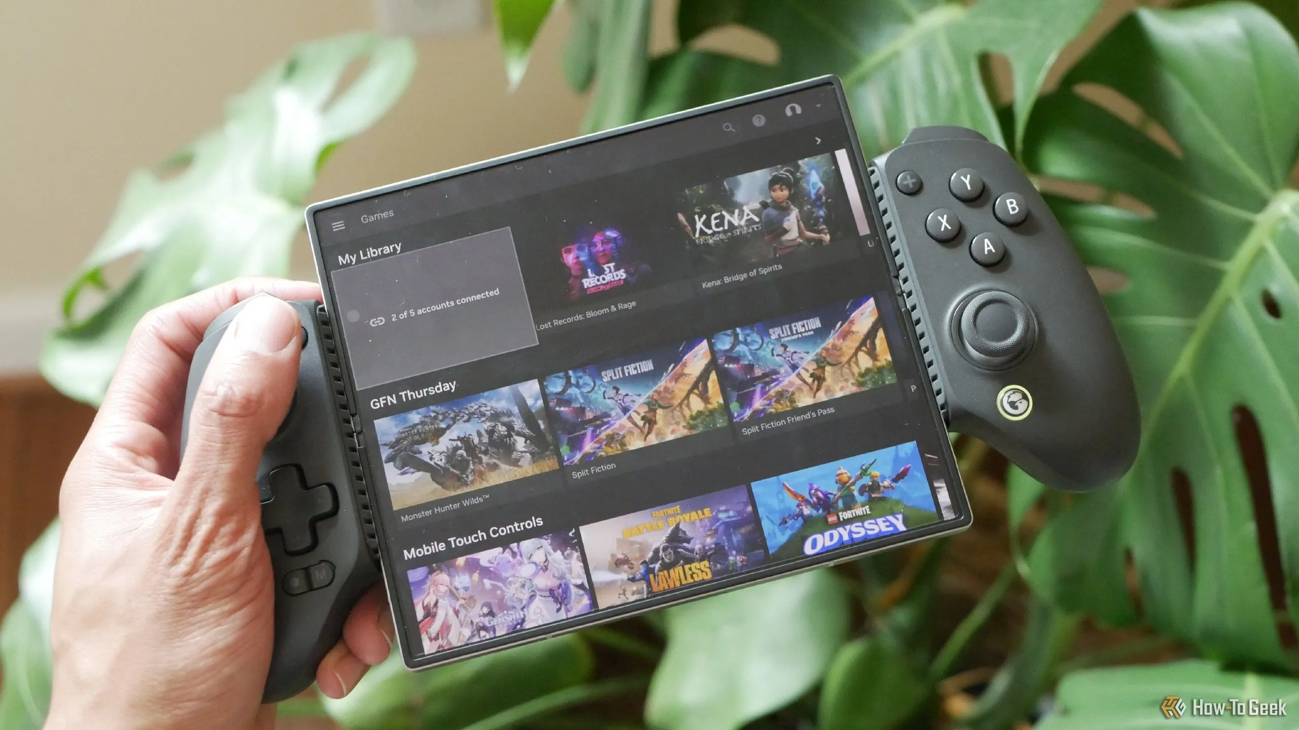 Dịch vụ NVIDIA GeForce NOW đang chạy trên điện thoại Galaxy Z Fold 6, kết hợp với tay cầm GameSir G8+, cho trải nghiệm chơi game PC đỉnh cao trên di động.