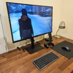 Điện thoại Galaxy Z Fold 6 chạy Samsung DeX với game Life Is Strange Double Exposure qua GeForce NOW trên màn hình ngoài.