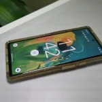 Điện thoại Google Pixel 6 trong ốp lưng đặt trên bàn, minh họa việc ốp lưng che đi thiết kế gốc.