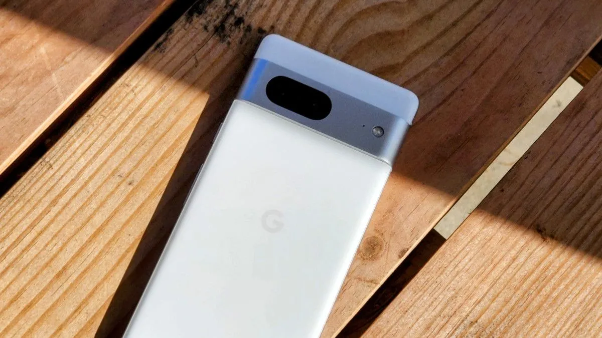 Điện thoại Google Pixel 7 đặt trên bàn dưới ánh nắng mặt trời, minh họa nguy cơ quá nhiệt