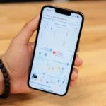 Điện thoại iPhone hiển thị Google Maps đang dẫn đường đến một địa điểm