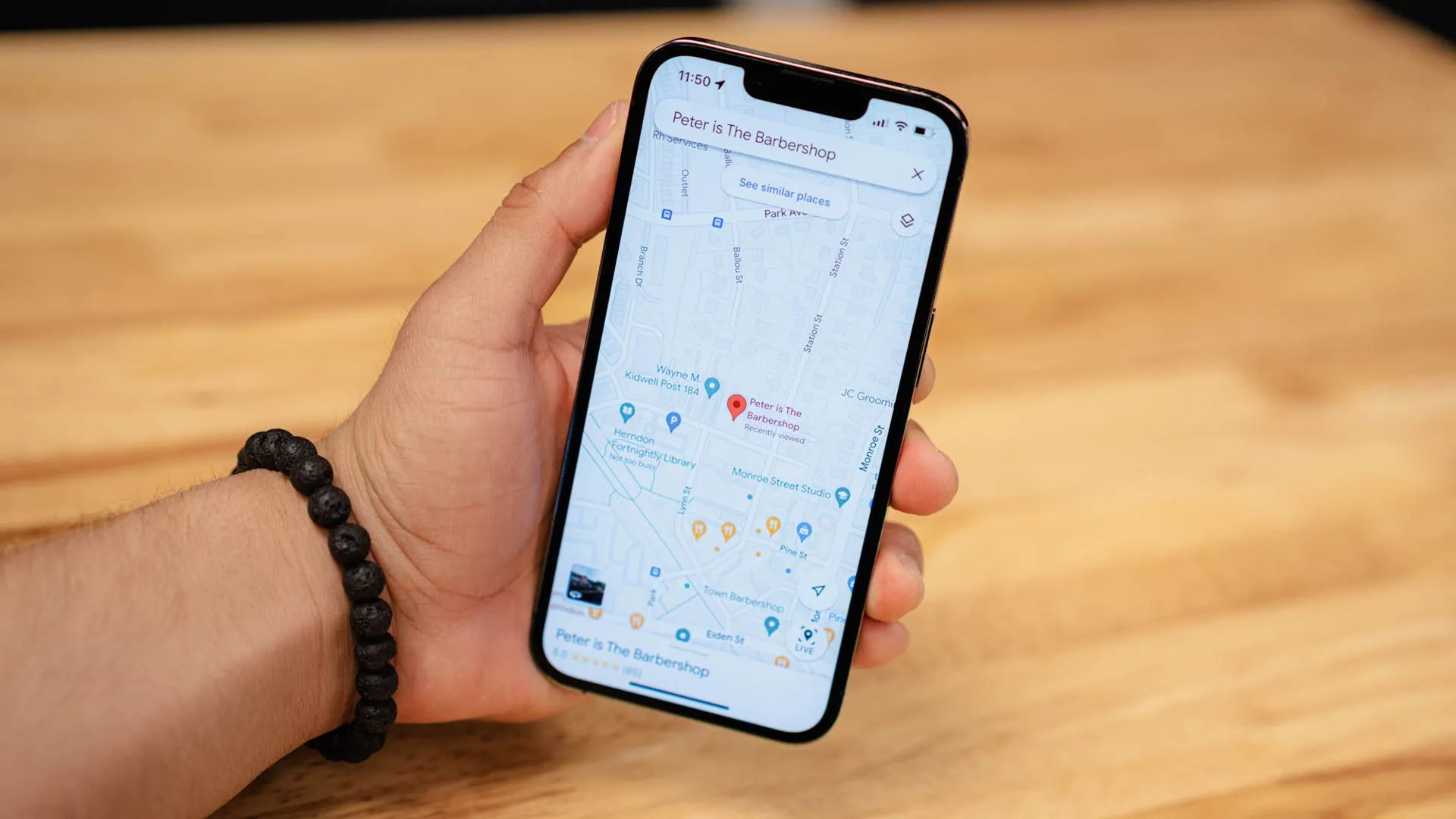 Điện thoại iPhone hiển thị Google Maps đang dẫn đường đến một địa điểm