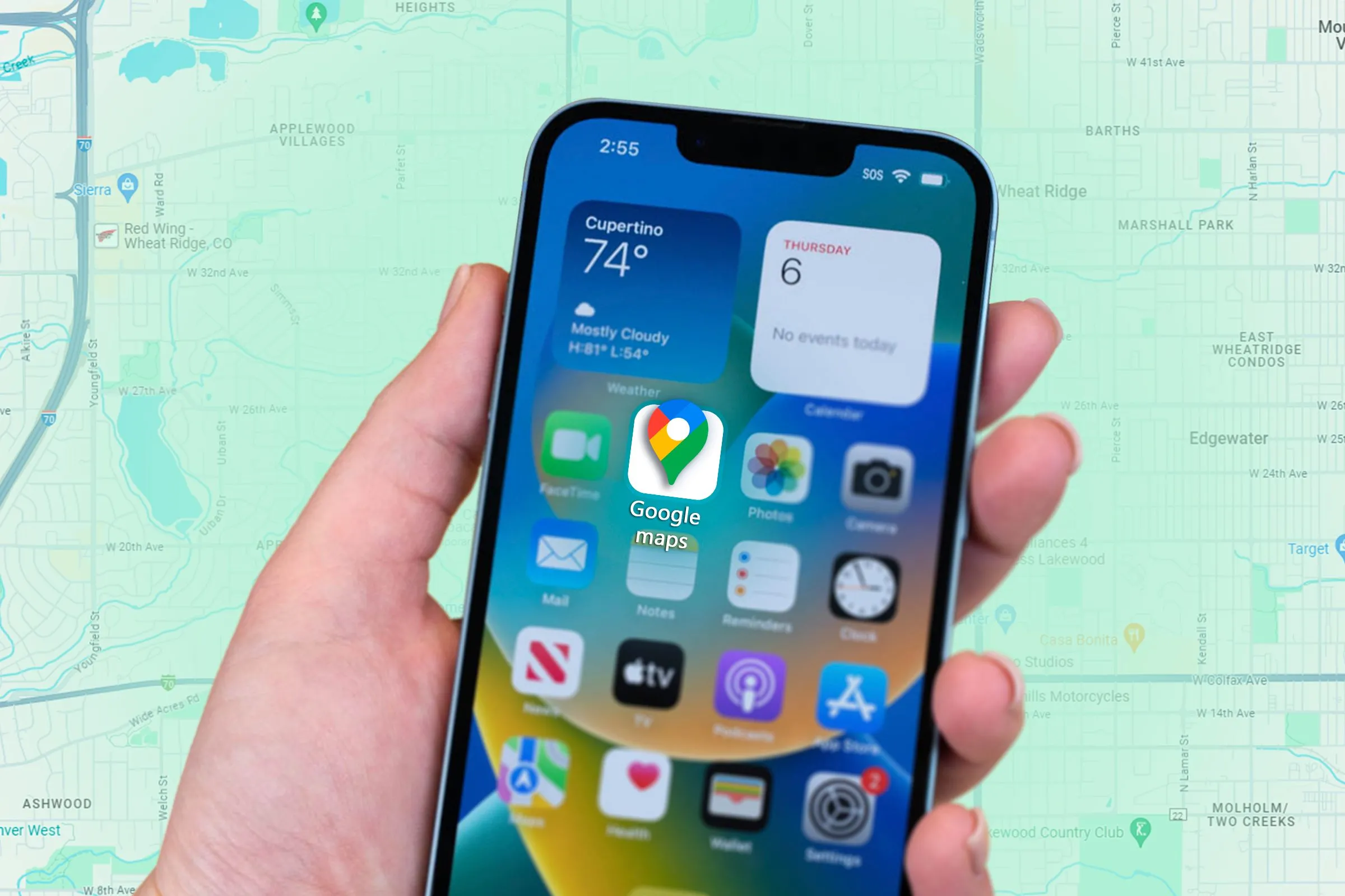 Điện thoại iPhone với biểu tượng Google Maps nổi bật, minh họa khả năng ứng dụng cho nhiều mục đích ngoài định vị.