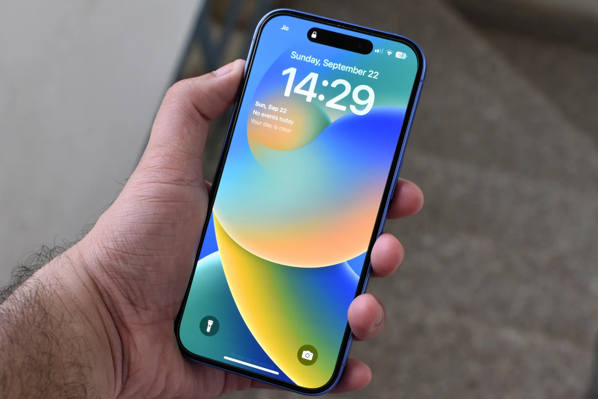 Điện thoại iPhone với màn hình hiển thị độ sáng ấn tượng, minh họa khái niệm độ sáng đỉnh màn hình smartphone.
