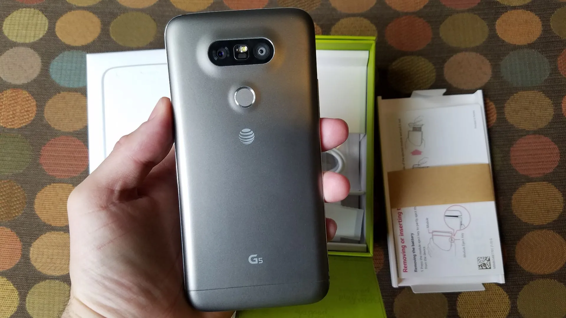 Điện thoại LG G5 với thiết kế module tháo rời độc đáo đang được cầm trên tay