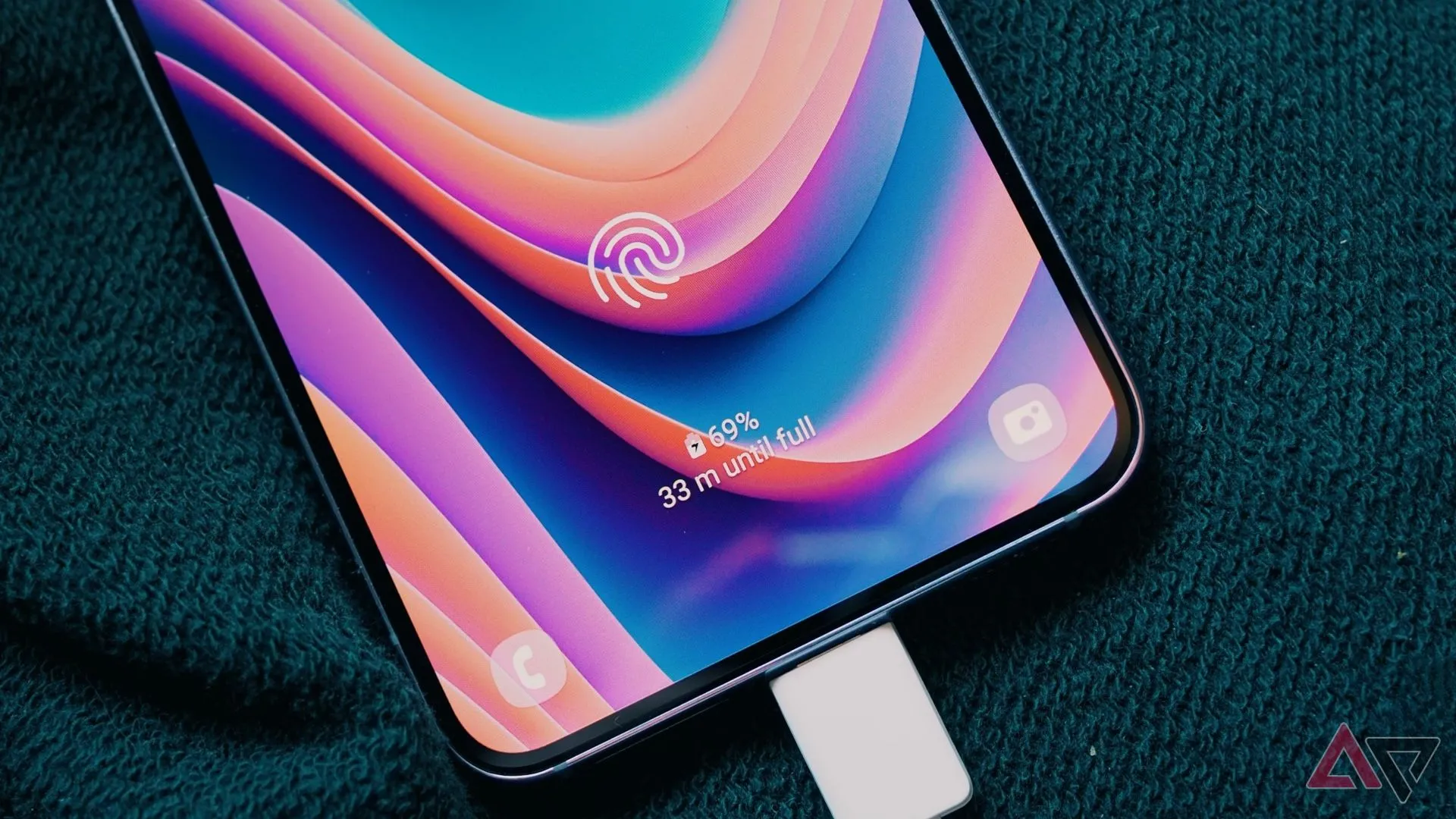 Điện thoại Samsung Galaxy đang sạc, minh họa vấn đề sạc và pin của dòng Galaxy Z Flip 7 FE
