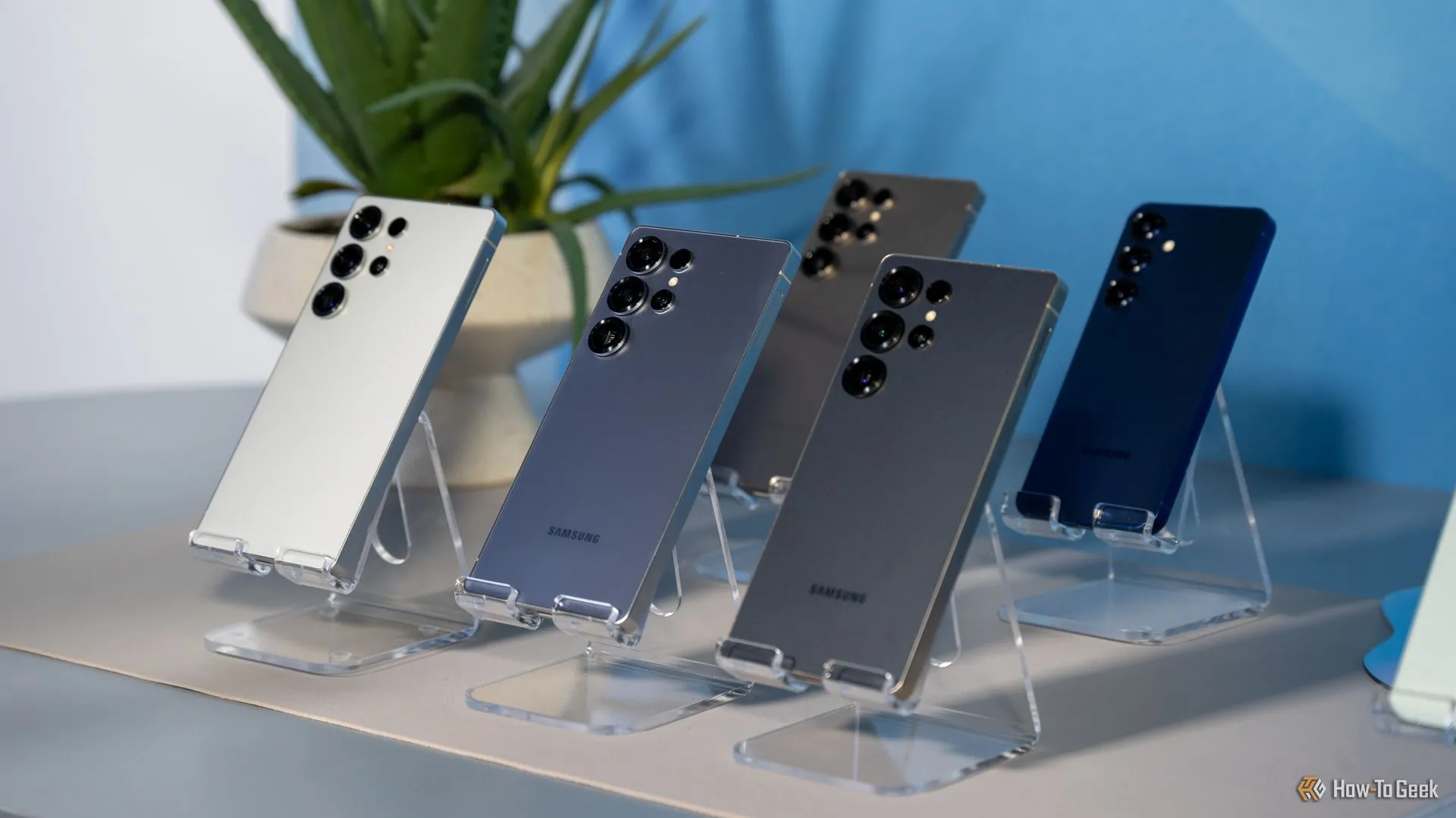 Điện thoại Samsung Galaxy S25 Ultra với nhiều tùy chọn màu sắc khác nhau, đại diện cho dòng Galaxy S25.