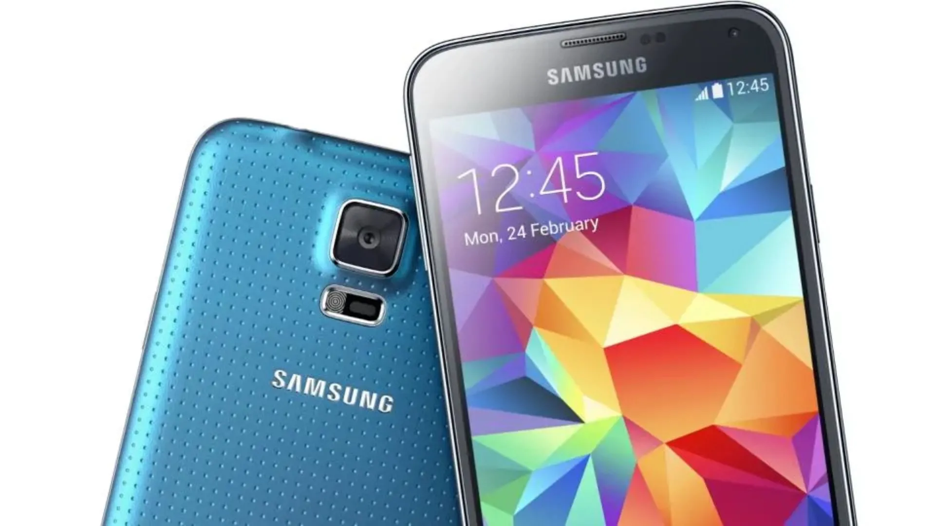 Điện thoại Samsung Galaxy S5 màu xanh lam với mặt lưng nhựa chấm bi và cổng sạc có nắp đậy, biểu tượng của thiết kế gây tranh cãi