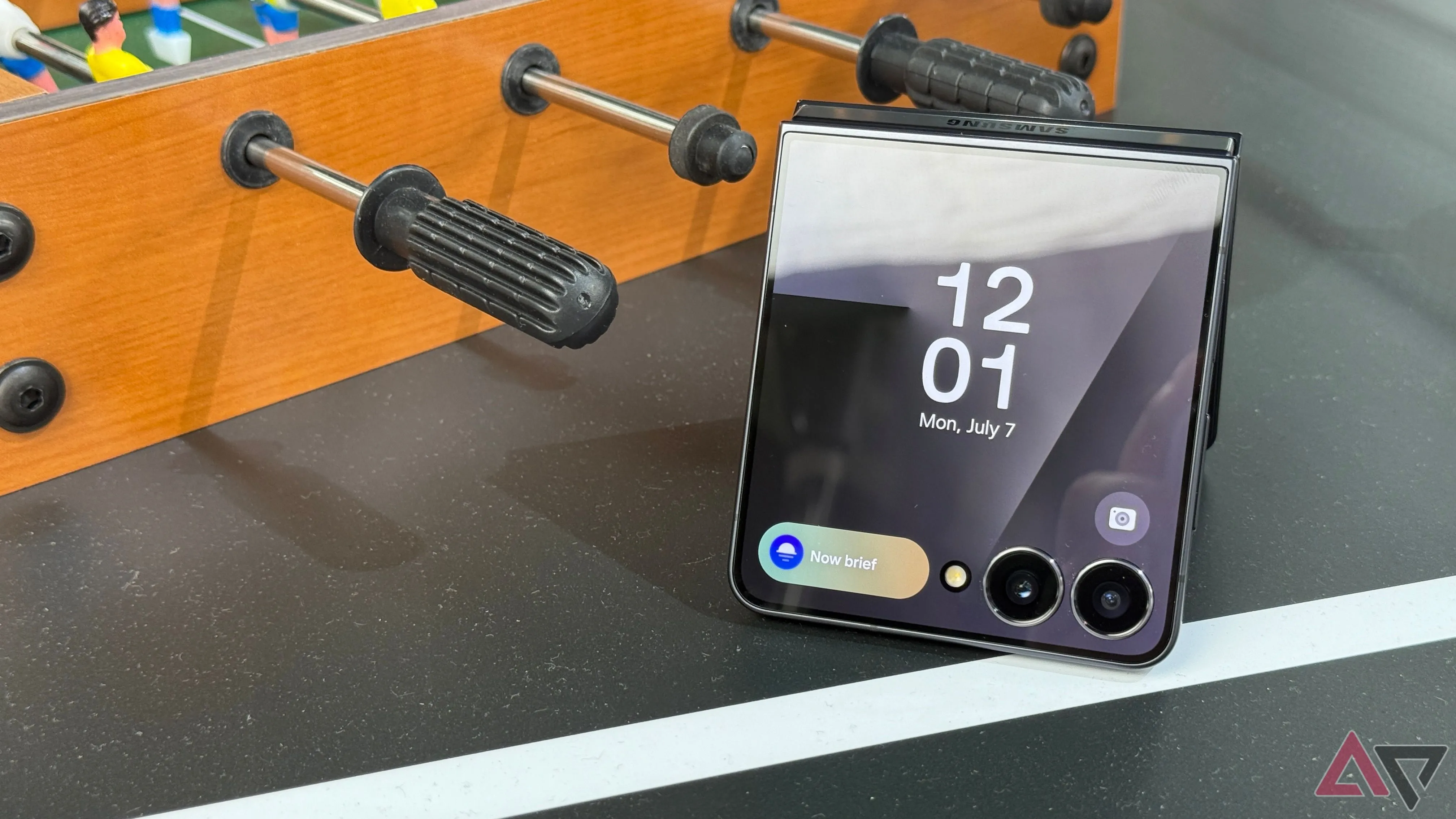 Điện thoại Samsung Galaxy Z Flip 7 ở chế độ gập linh hoạt khi chơi game