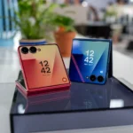 Điện thoại Samsung Galaxy Z Flip 7 với nhiều màu sắc khác nhau đặt trên bàn, thể hiện thiết kế gập