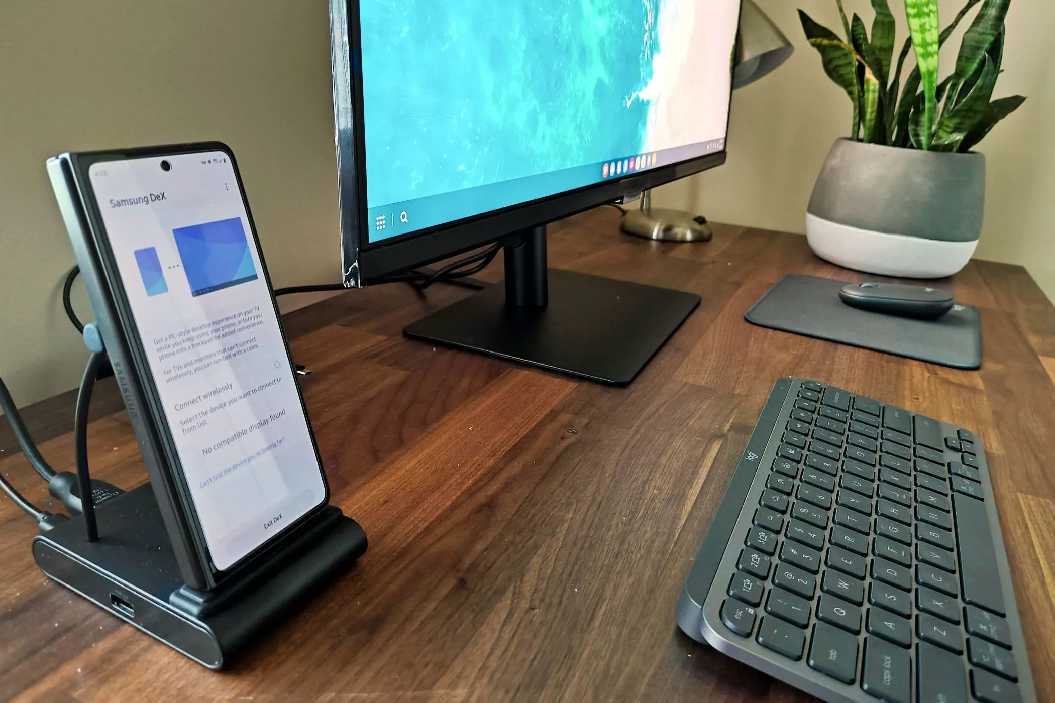 Điện thoại Samsung Galaxy Z Fold 5 đặt trong dock DeX, kết nối với màn hình ngoài, minh họa trải nghiệm PC đầy đủ từ điện thoại.