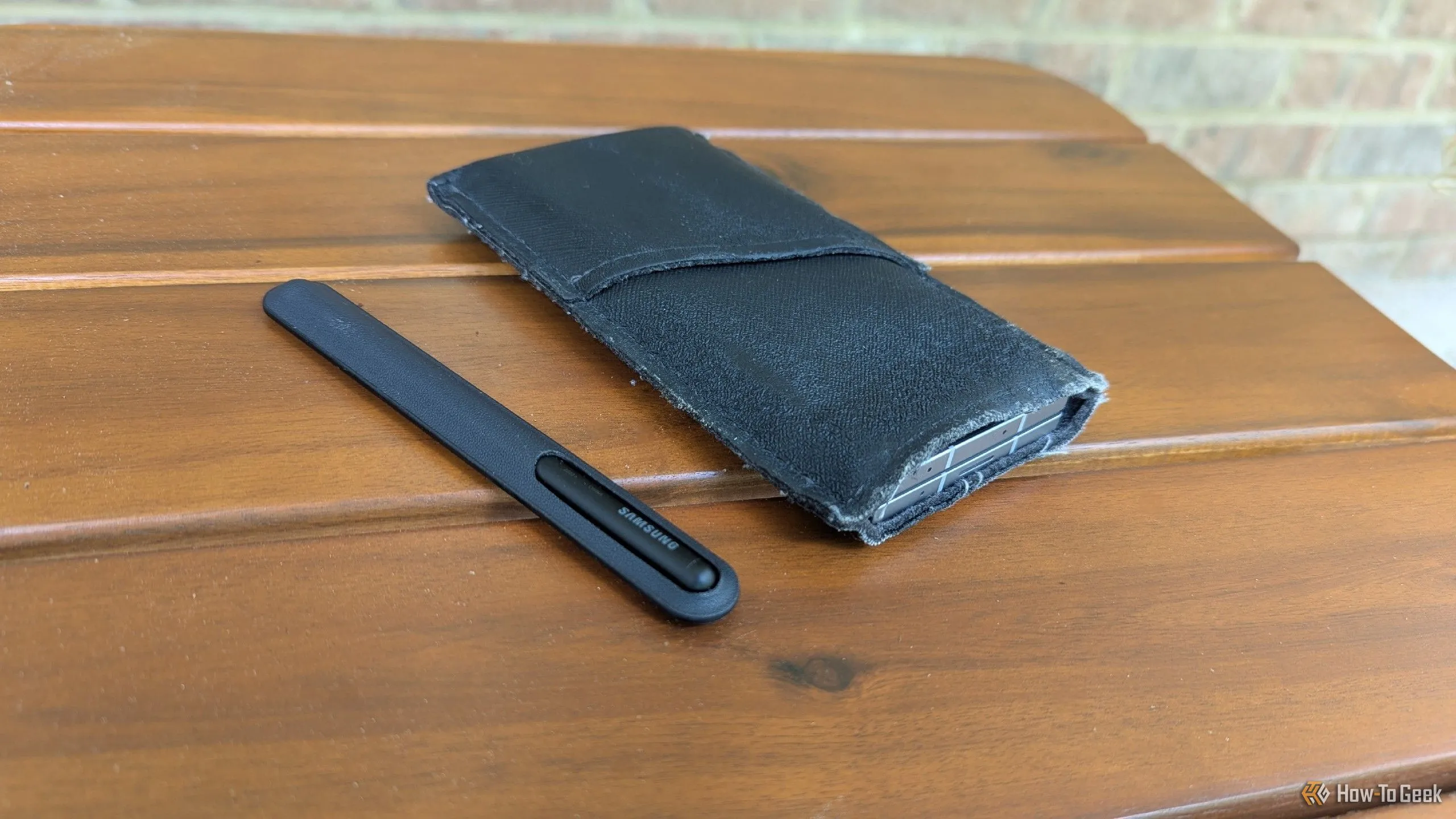 Điện thoại Samsung Galaxy Z Fold 6 cùng bút S Pen nằm gọn trong bao da mềm, thể hiện giải pháp bảo vệ điện thoại mà vẫn giữ được vẻ đẹp nguyên bản.