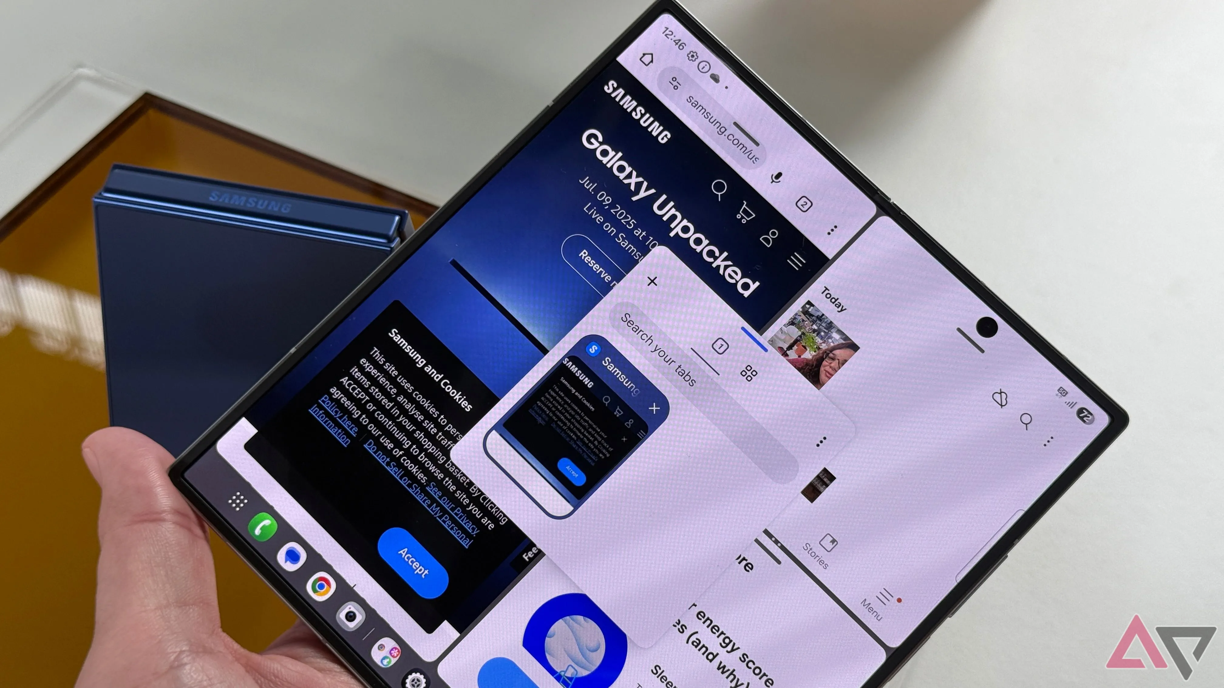 Điện thoại Samsung Galaxy Z Fold 7 đặt cạnh Z Flip 7, tượng trưng cho xu hướng phát triển công nghệ AI trên các dòng smartphone gập.