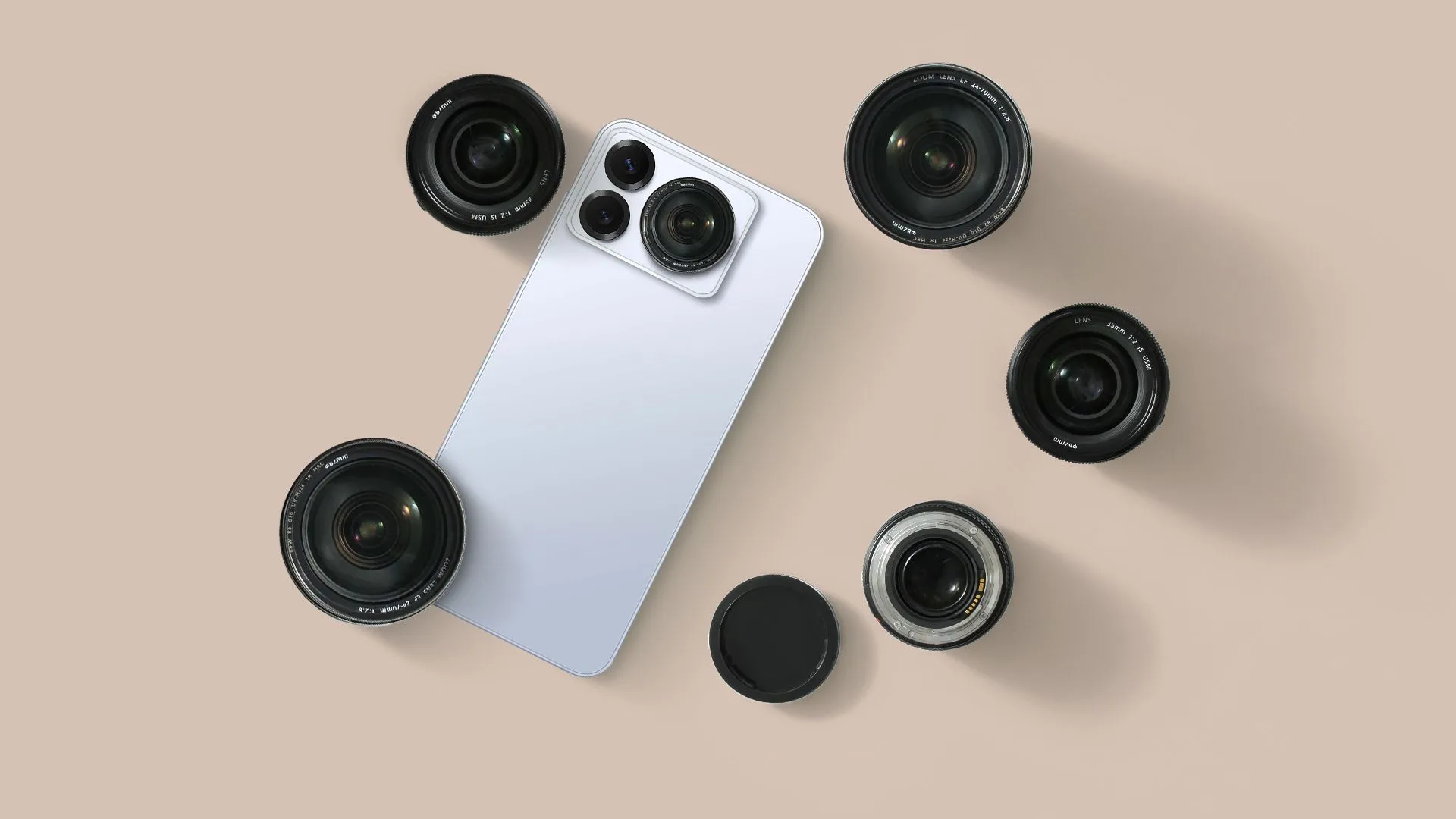 Điện thoại thông minh nằm cạnh bộ sưu tập các ống kính camera rời, thể hiện khả năng gắn ngoài.