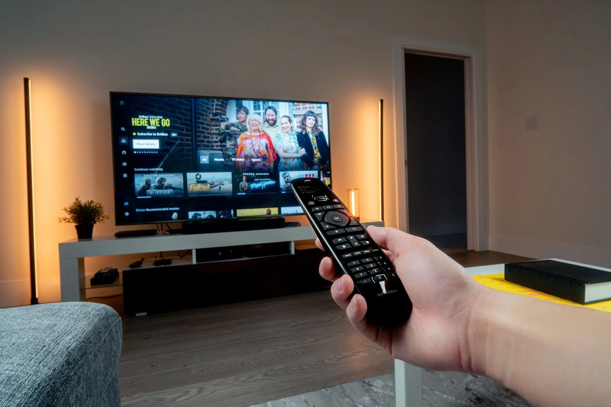 Điều khiển từ xa đa năng Sofabaton, giúp thao tác tiện lợi hơn trên PlayStation 5