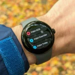 Đồng hồ thông minh Google Pixel Watch hiển thị ứng dụng Fitbit, minh họa việc chuyển đổi và tích hợp dữ liệu sức khỏe.