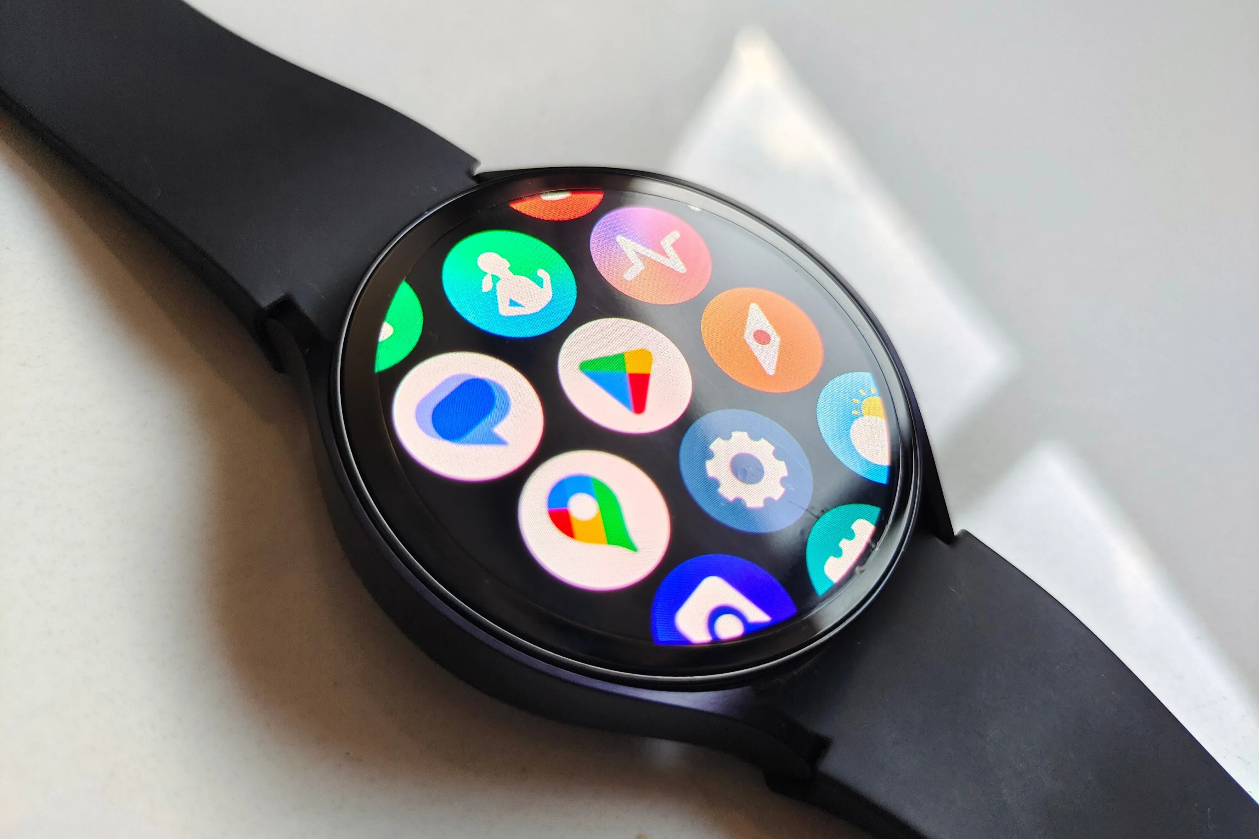 Đồng hồ thông minh Samsung Galaxy Watch 6 hiển thị giao diện ứng dụng trên nền phẳng