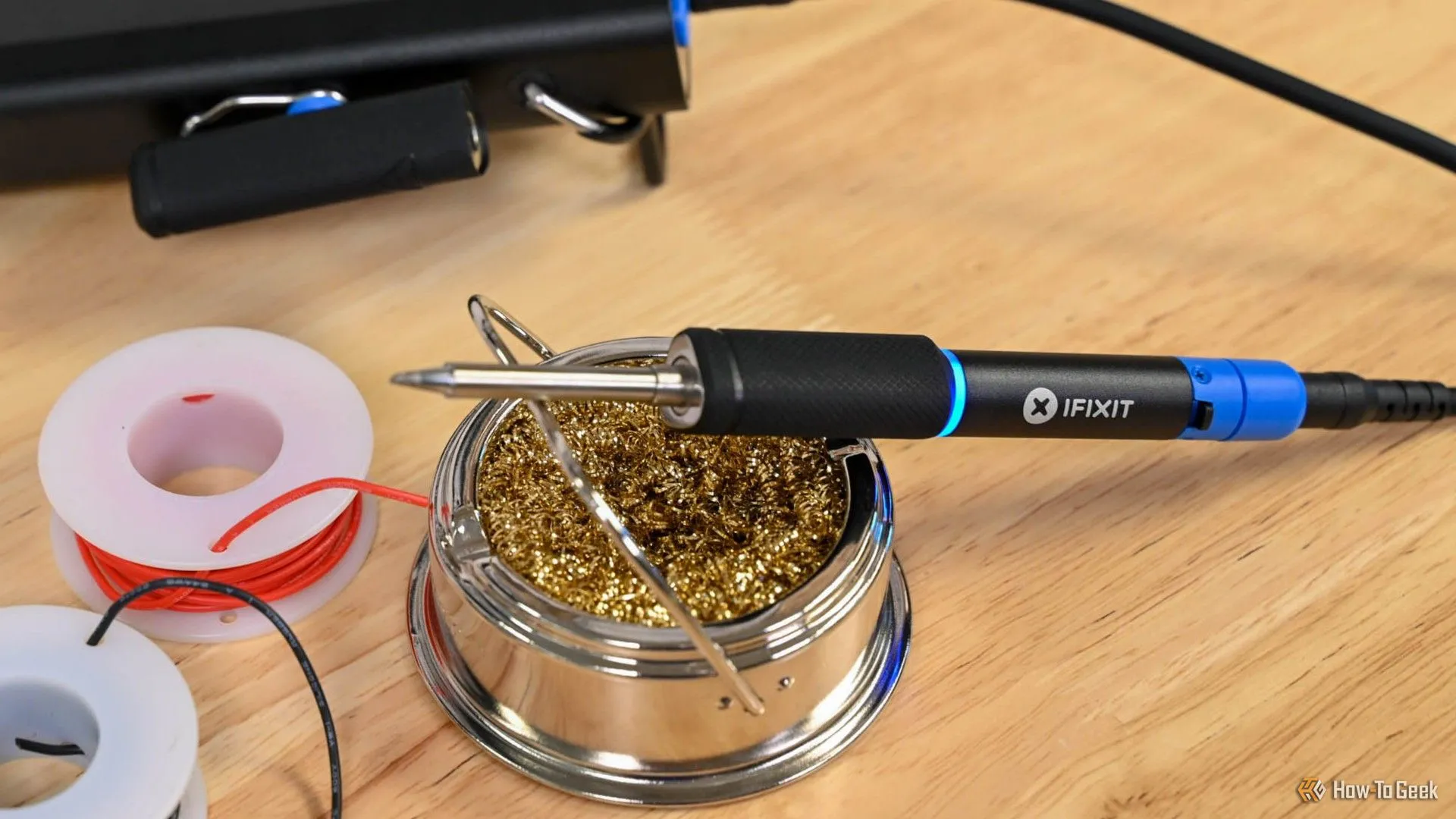 Dụng cụ hàn iFixit FixHub dùng để sửa chữa cổng USB-C laptop