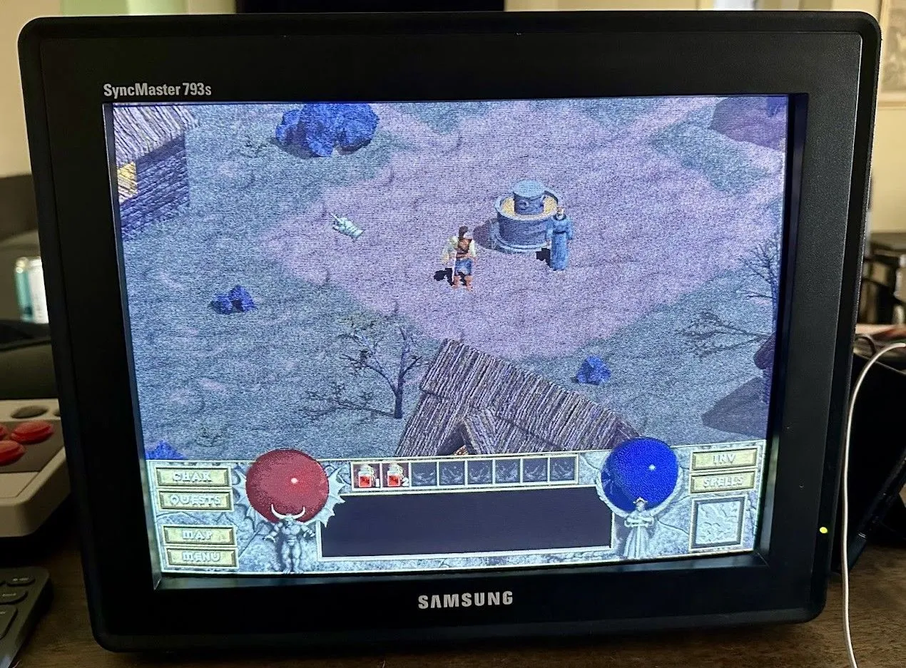 Game Diablo hiển thị trên màn hình CRT cũ với hình ảnh sống động
