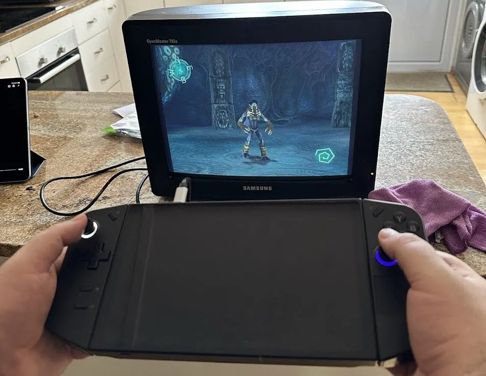 Game Legacy of Kain Soul Reaver chạy trên Lenovo Legion Go kết nối với màn hình CRT