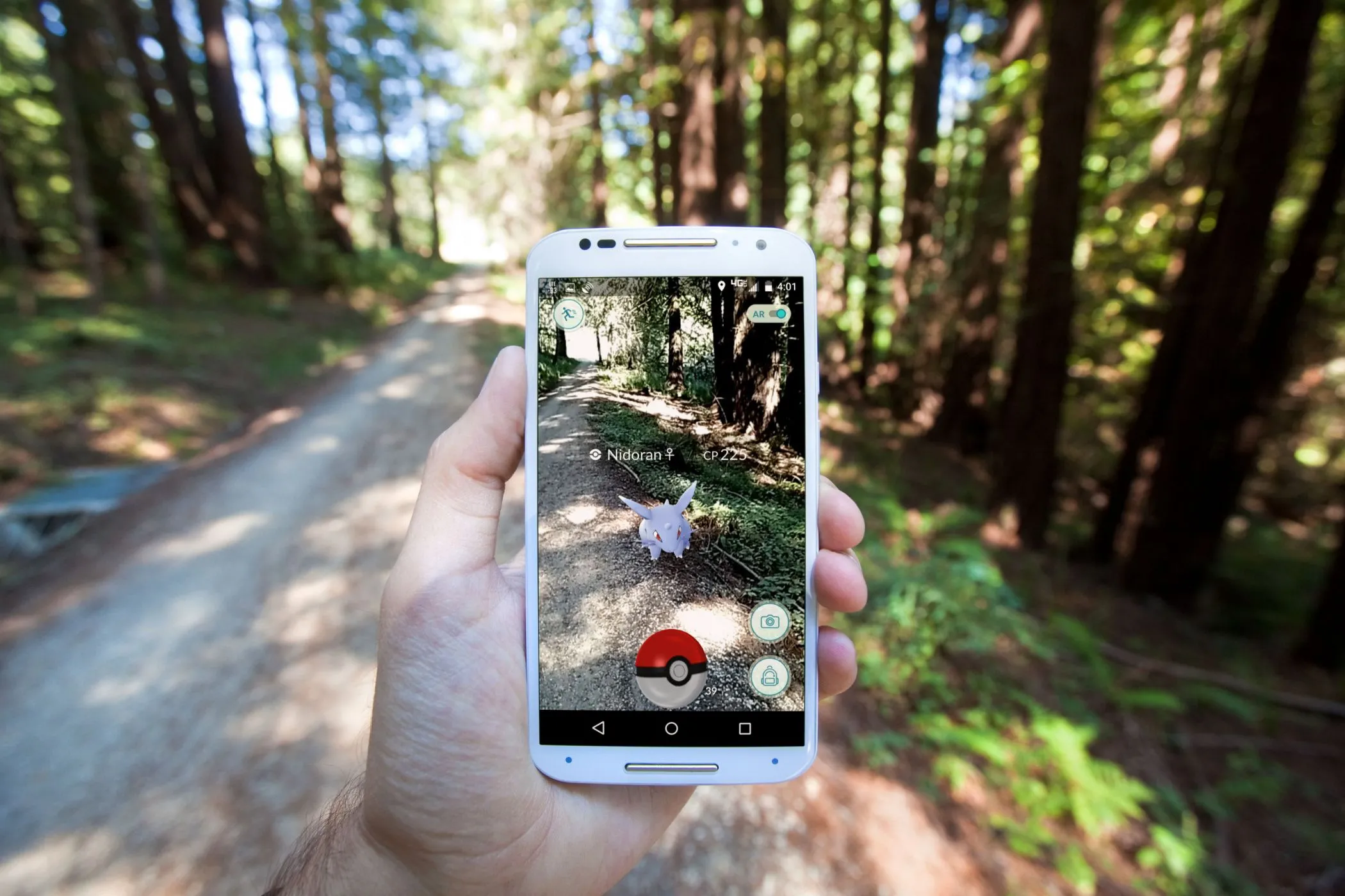 Game thủ trải nghiệm Pokémon GO, một ví dụ điển hình về game thực tế tăng cường trên điện thoại.