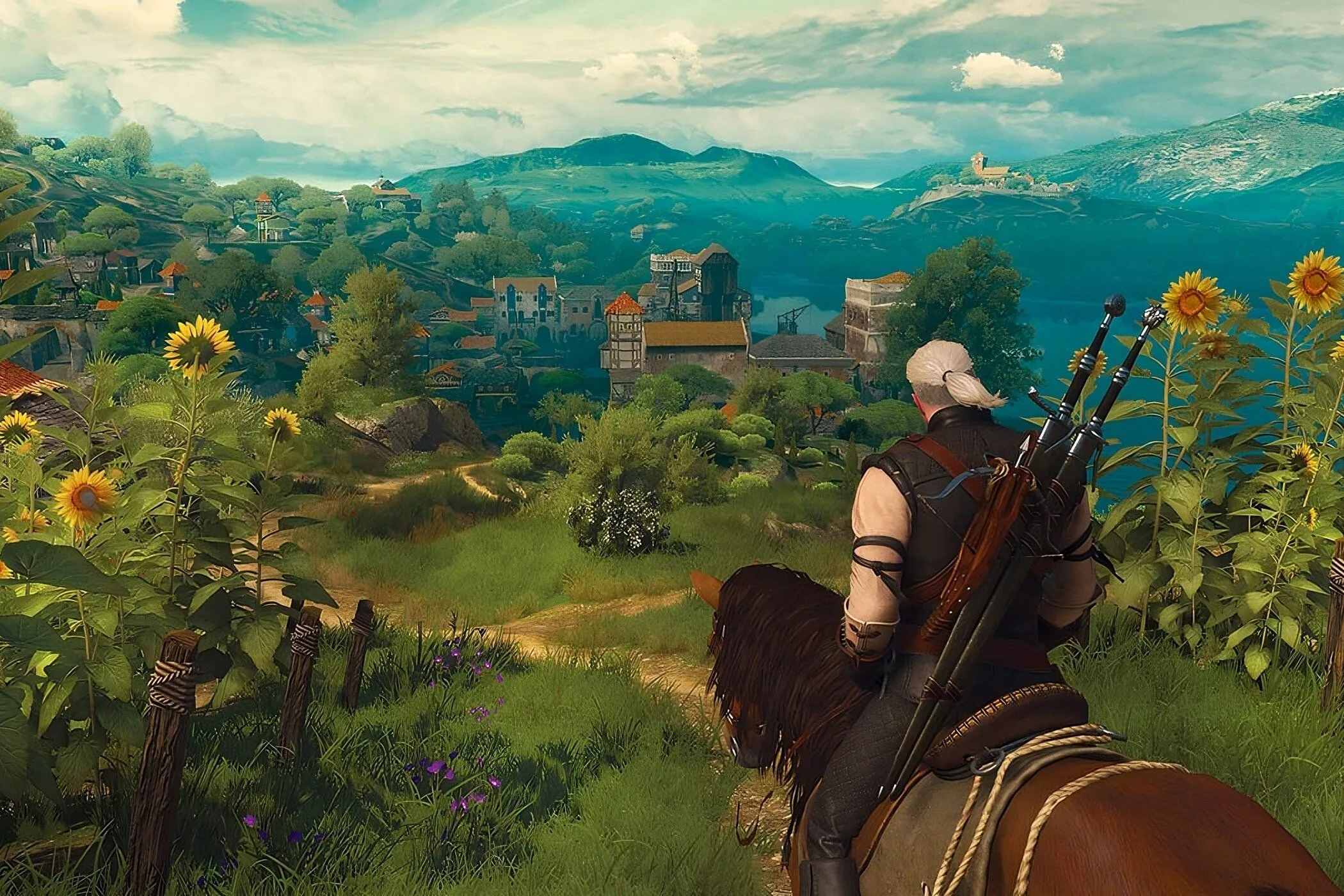 Geralt of Rivia cưỡi ngựa Roach giữa khung cảnh rộng lớn trong The Witcher 3: Wild Hunt.