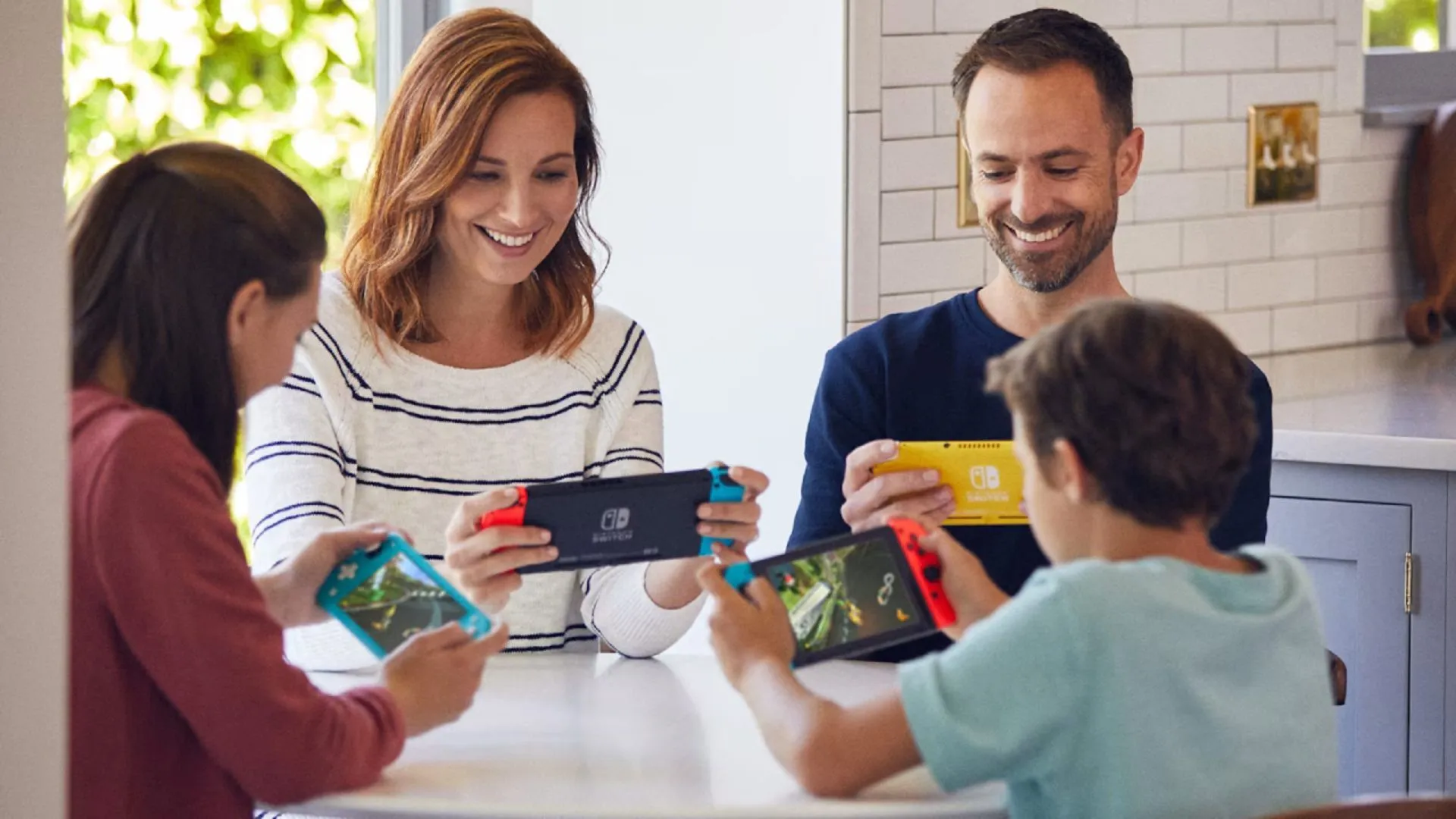 Gia đình cùng nhau trải nghiệm và chơi game trên máy console Nintendo Switch tại nhà.