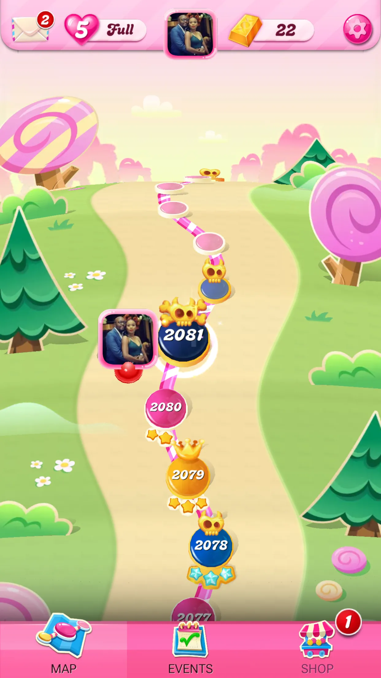 Giao diện bản đồ game Candy Crush Saga trên iPhone phù hợp với màn hình nhỏ