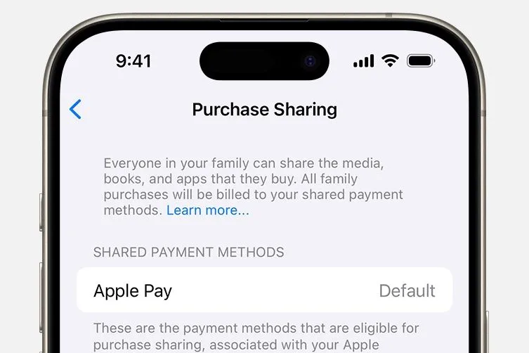 Giao diện cài đặt chia sẻ mua hàng của Apple, hiển thị phương thức thanh toán mặc định là Apple Pay