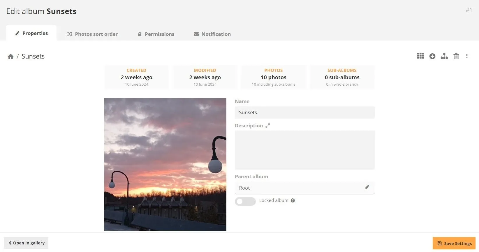 Giao diện Piwigo hiển thị ảnh trong album &quot;Sunsets&quot; cùng tùy chọn chỉnh sửa thông tin.
