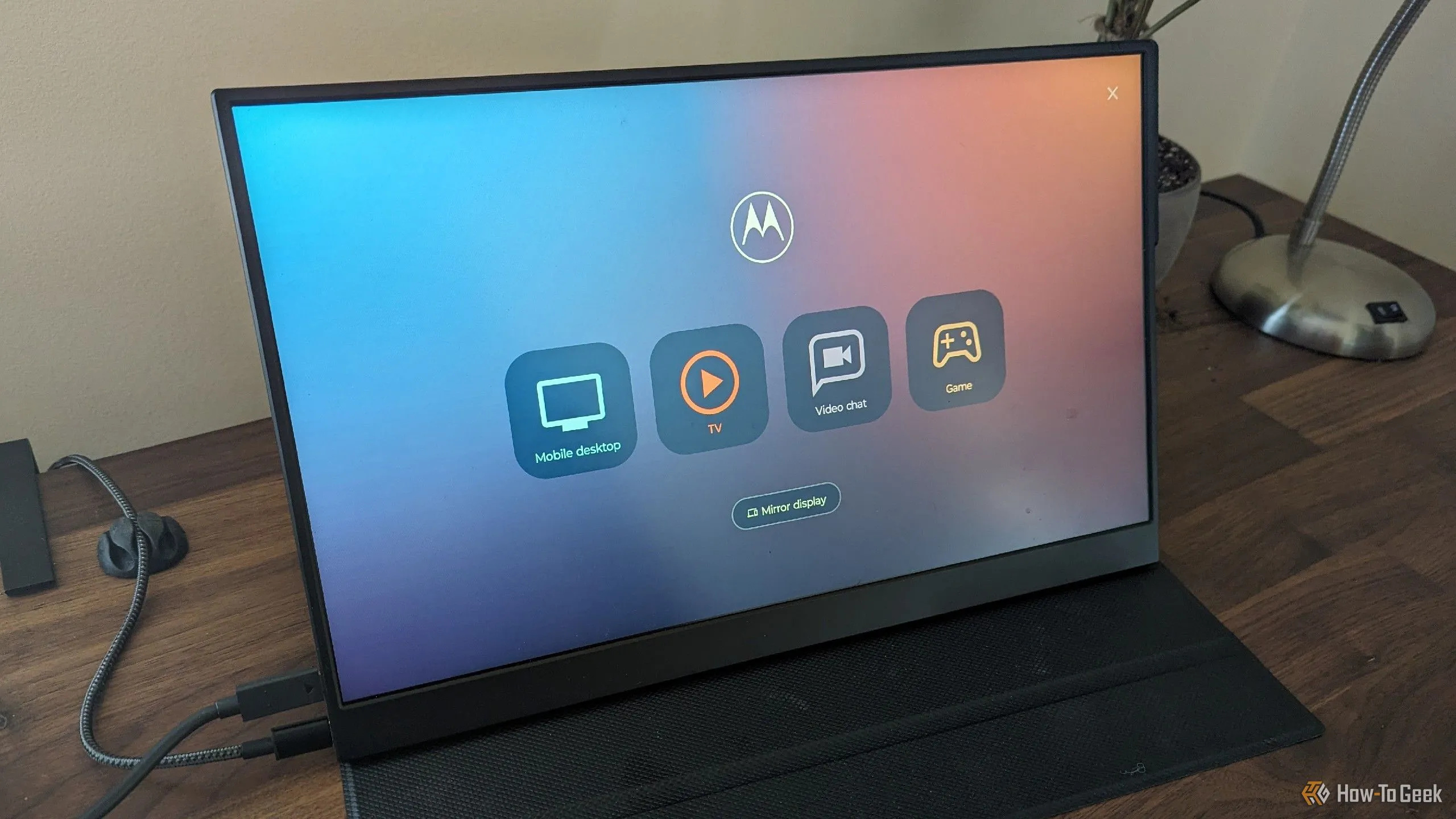 Giao diện trình khởi chạy Motorola Ready For trên màn hình di động, cung cấp các tùy chọn như chơi game, xem video, gọi video.