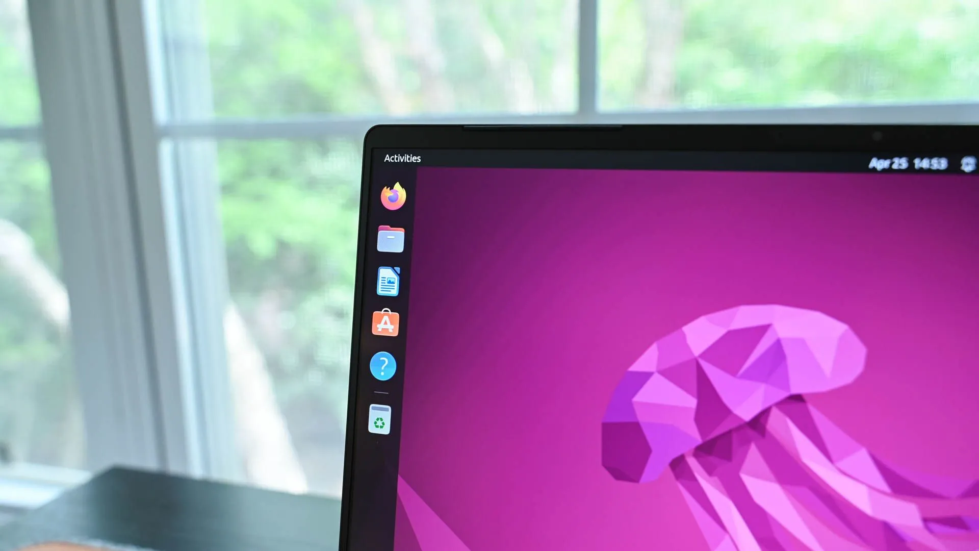 Giao diện Ubuntu desktop với thanh công cụ bên cạnh hiển thị trên màn hình laptop, minh họa một bản phân phối Linux phổ biến