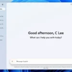 Giao diện ứng dụng Copilot gốc mới đang chạy trên Windows 11 với thanh lịch sử trò chuyện bên cạnh.