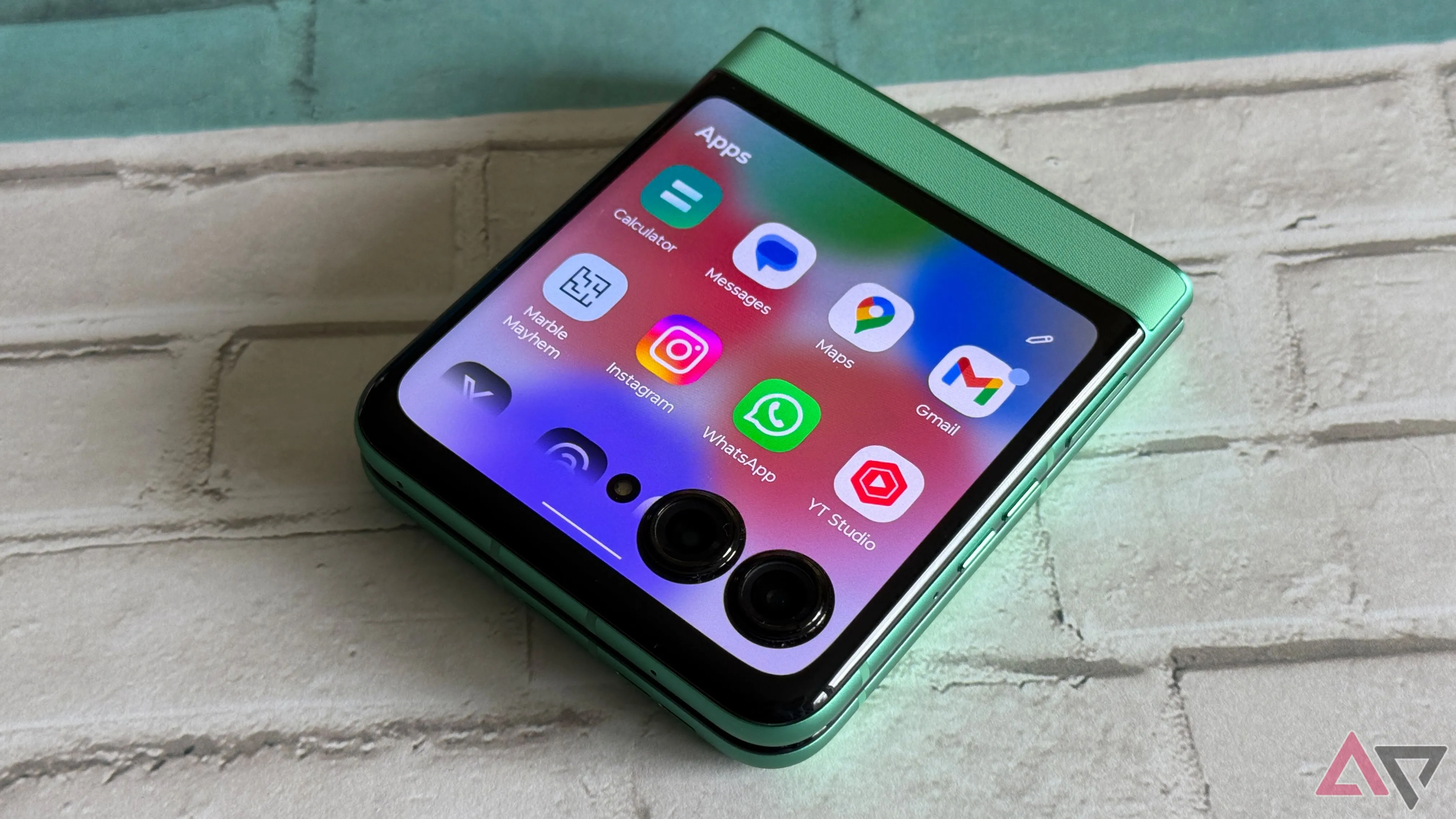 Giao diện ứng dụng trên màn hình phụ của điện thoại Motorola Razr 2025