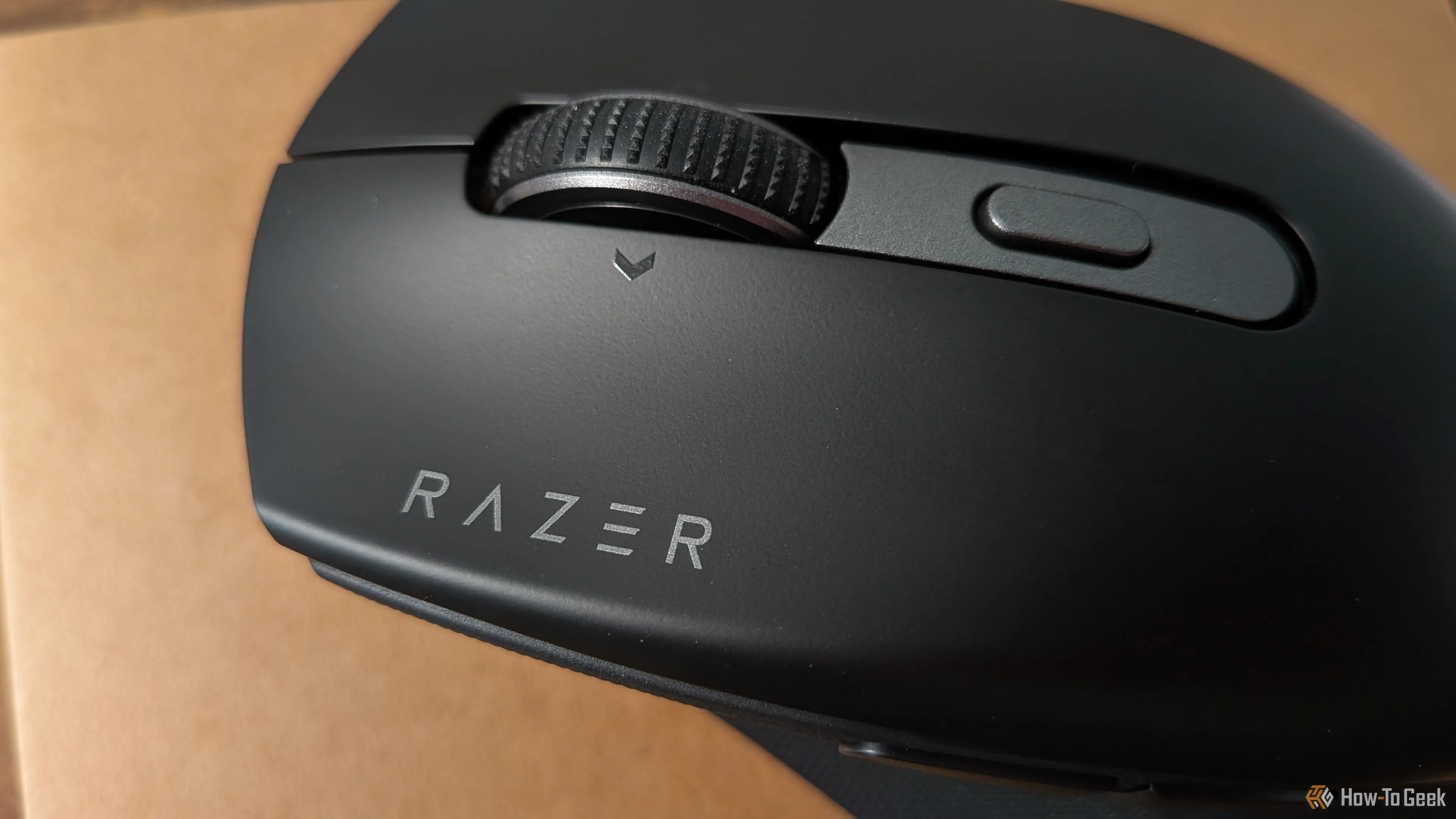 Góc nhìn cận cảnh các nút bấm và đường cong công thái học của chuột Razer Pro Click V2, nổi bật thiết kế tối ưu cho người dùng