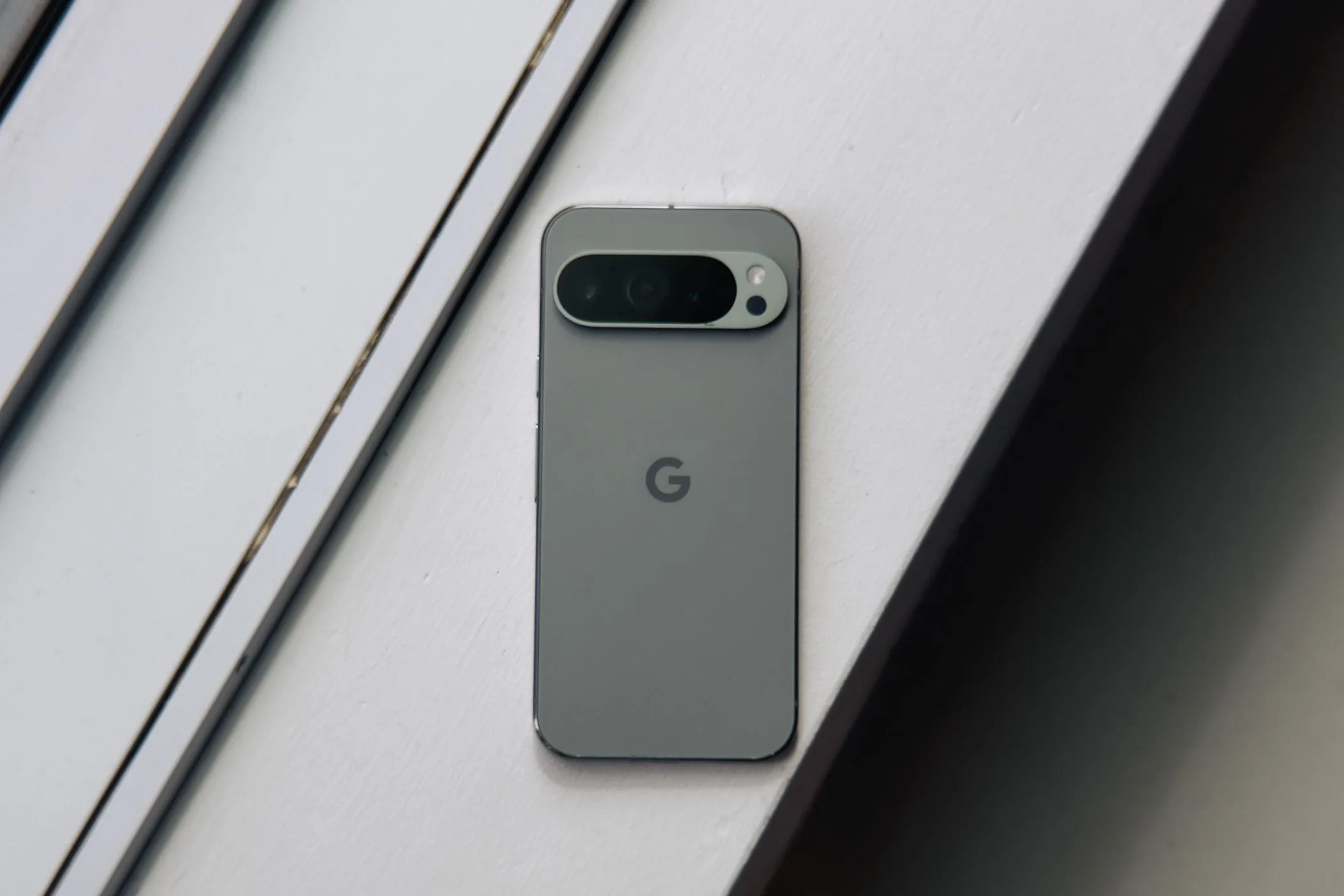 Google Pixel 9 Pro XL màu xanh lá nổi bật trên nền trắng, thể hiện thiết kế sang trọng