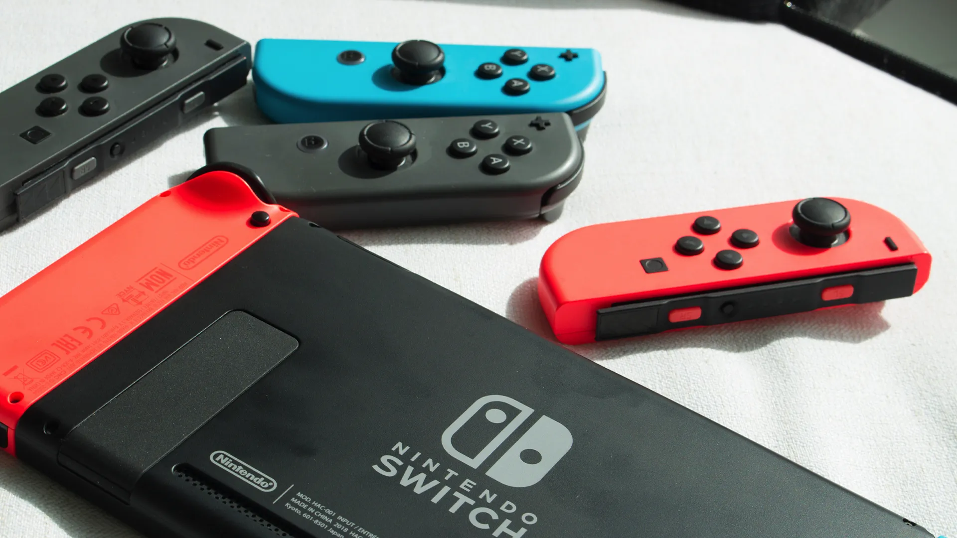 Hai bộ Joy-Con và một máy chơi game Nintendo Switch