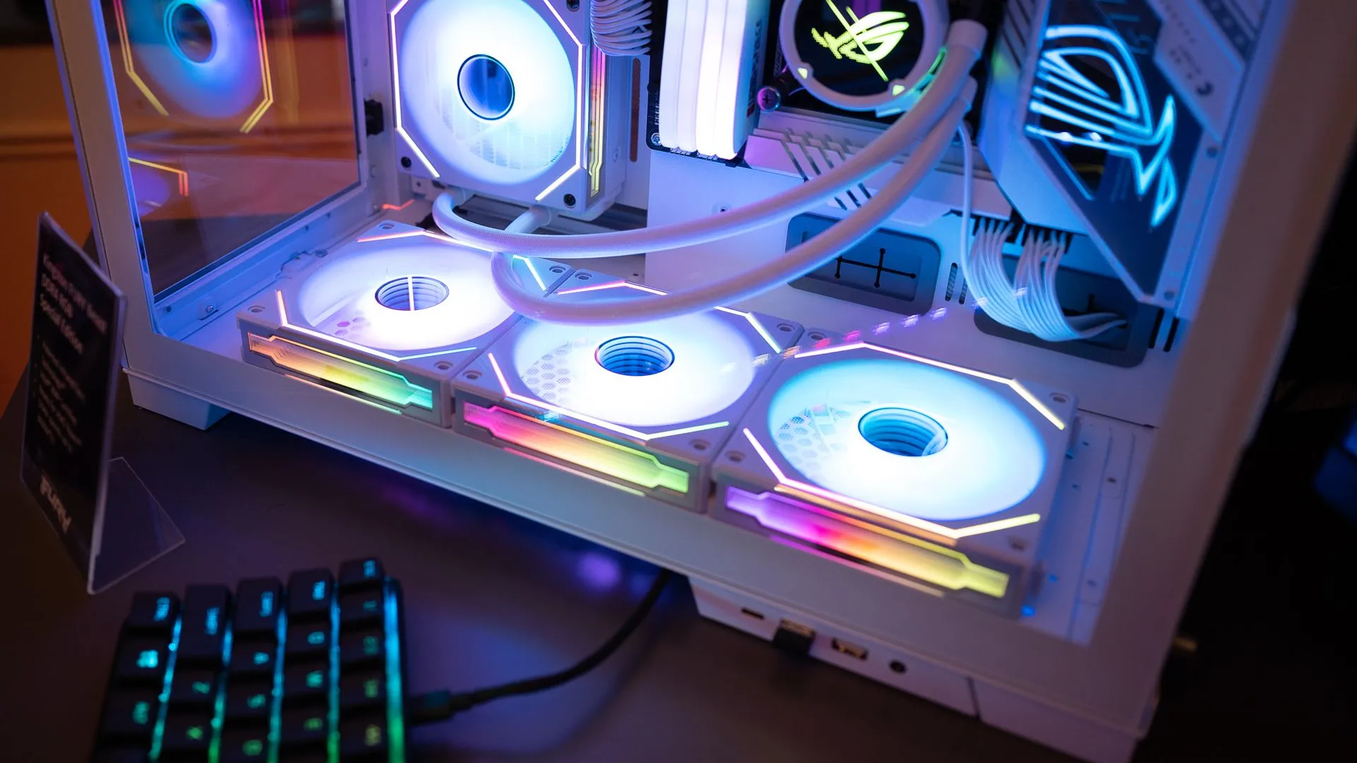 Hệ thống quạt RGB rực rỡ bên trong thùng máy tính chơi game, thể hiện khả năng cá nhân hóa khi tự build PC.
