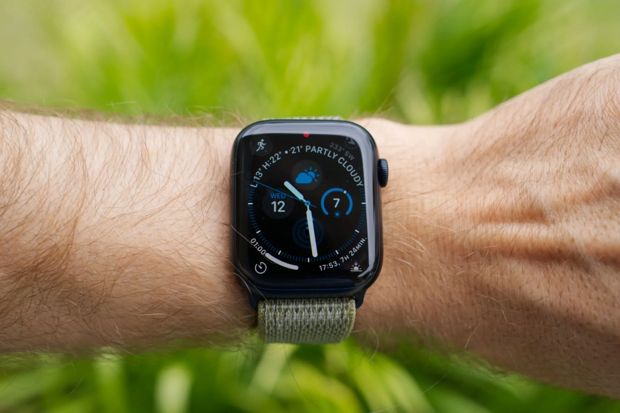 Hình ảnh cận cảnh Apple Watch Series 8 trên cổ tay một người, minh họa việc thiết bị được đeo hàng ngày.