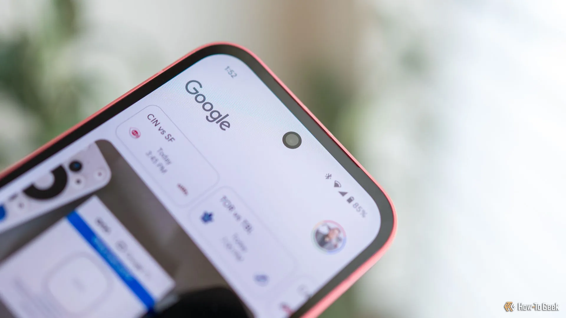 Hình ảnh cận cảnh camera trước dạng 'đục lỗ' trên Google Pixel 9a, minh họa sự gián đoạn màn hình so với camera ẩn dưới.