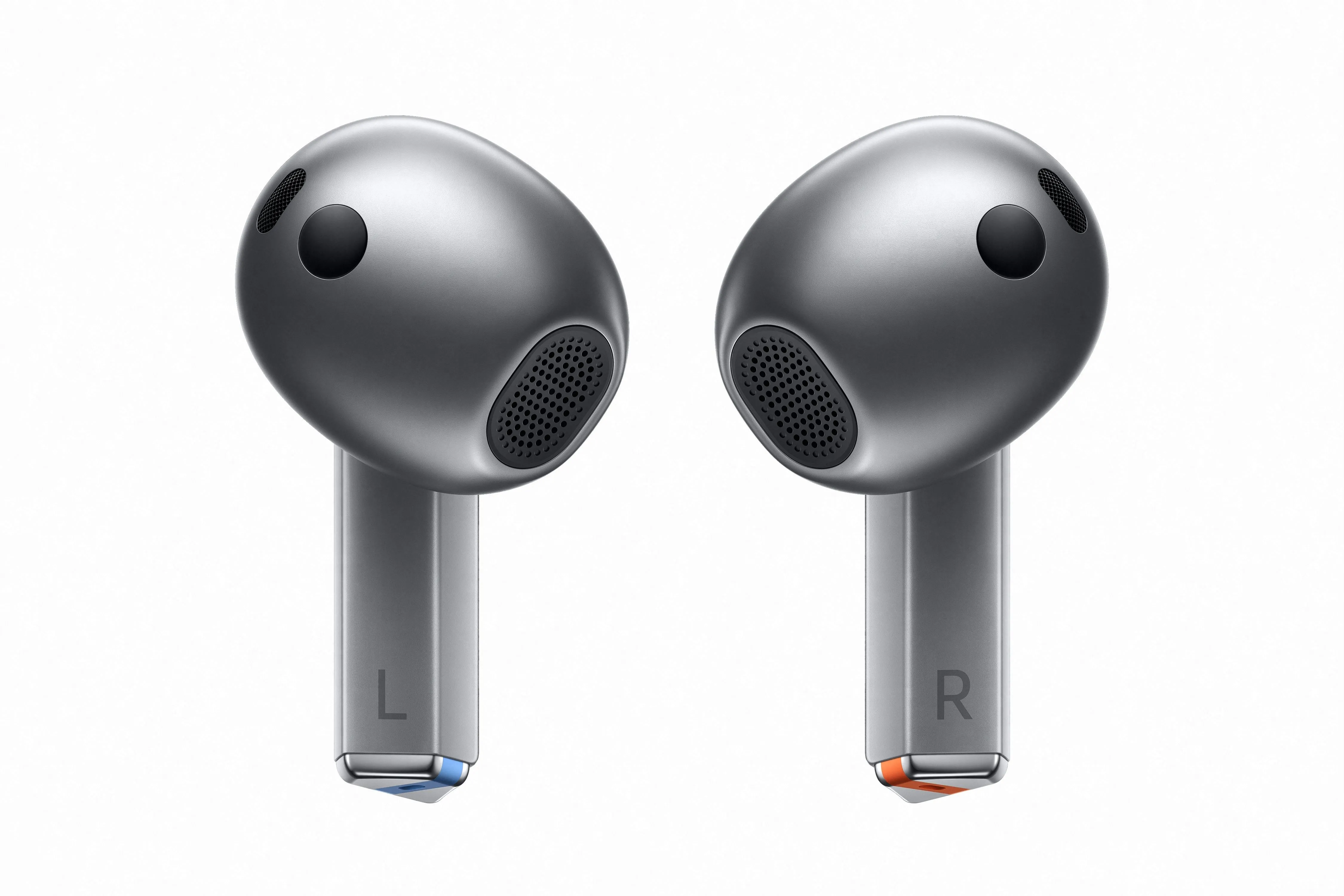 Hình ảnh cận cảnh tai nghe Samsung Galaxy Buds 3 màu trắng, thể hiện thiết kế và công nghệ của dòng sản phẩm hỗ trợ tính năng theo dõi tư thế.