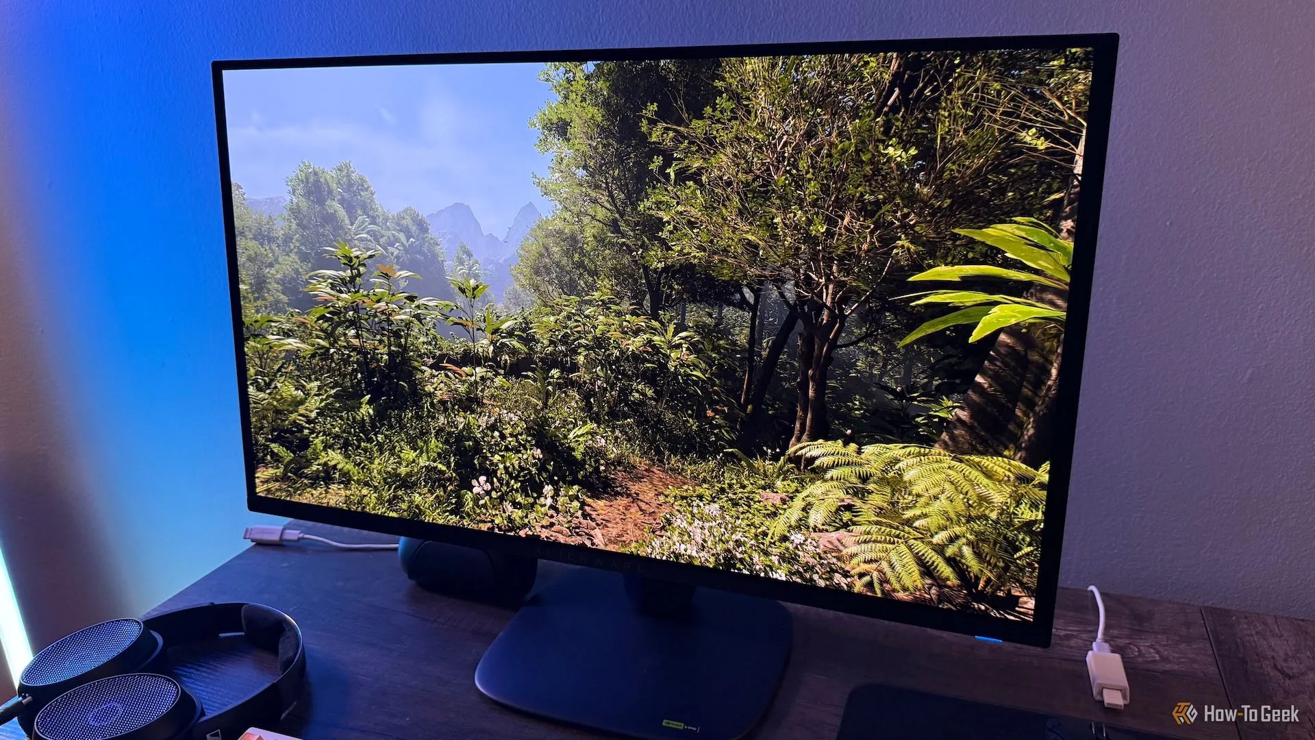 Hình ảnh khu rừng trong game Indiana Jones hiển thị trên màn hình Alienware 27 4K QD-OLED (AW2725Q).
