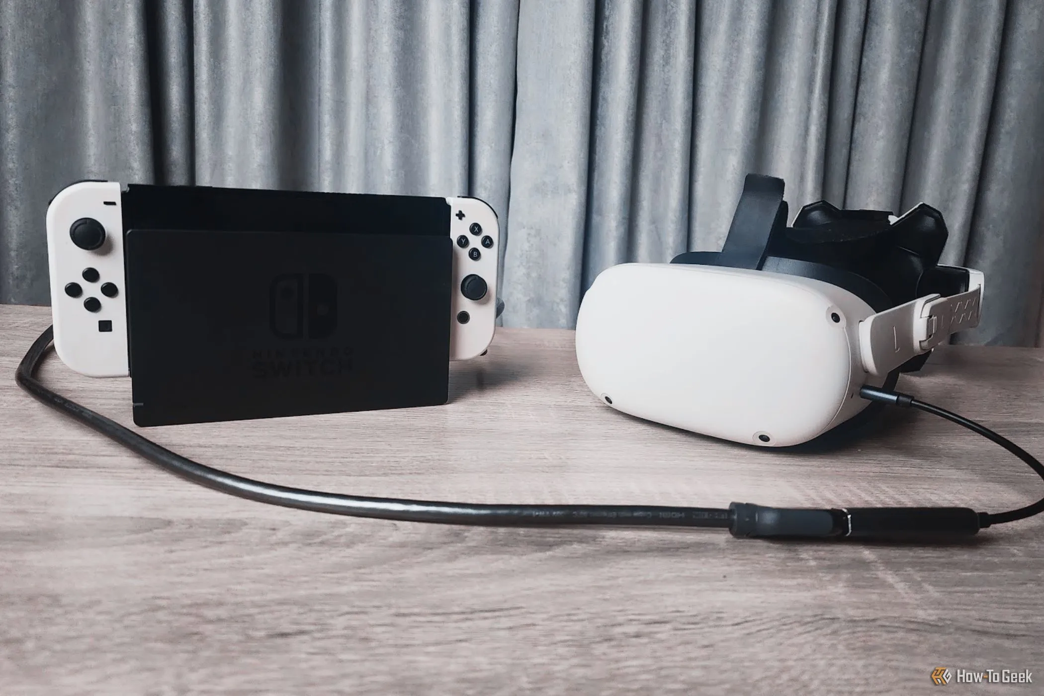 Hình ảnh minh họa tai nghe Meta Quest 2 và console Nintendo Switch OLED, so sánh tình trạng game rác trên các nền tảng