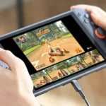Hình ảnh người chơi trải nghiệm console Nintendo Switch 2 ở chế độ cầm tay.