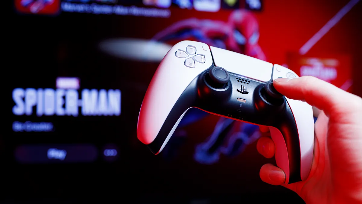 Hình ảnh tay cầm DualSense của PlayStation 5, minh họa cho công nghệ phản hồi xúc giác và Adaptive Triggers tiên tiến.