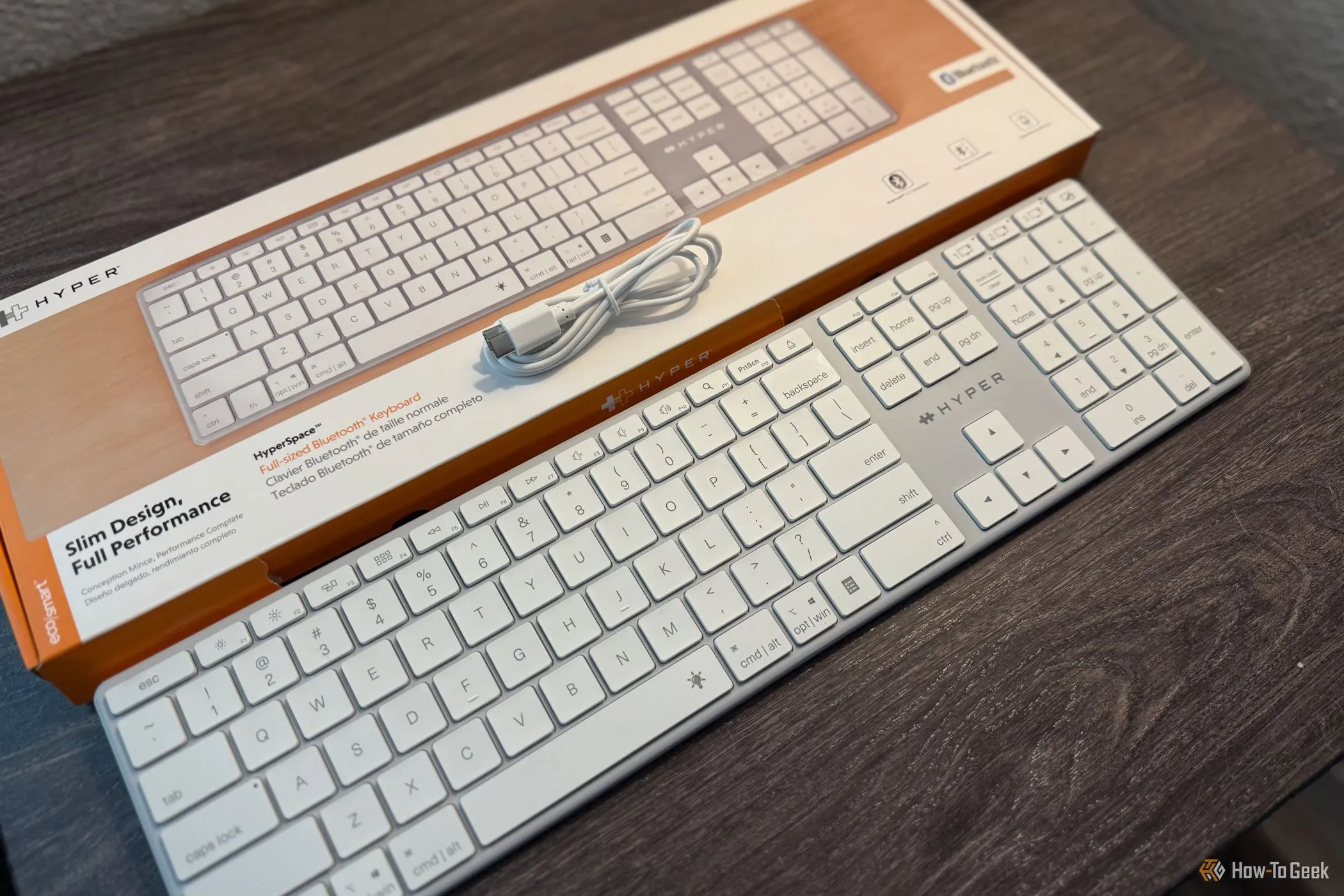 Hộp đựng và cáp sạc USB-C đi kèm bàn phím Hyper HyperSpace Bluetooth.